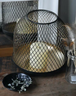 Metalen Windlicht Met Ruit-effect Zwart Met Goud Kleurig Binnenwerk -Bekend Decoratie Winkel metalen windlicht met ruit effect zwart met goud kleurig binnenwerk 5