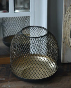 Metalen Windlicht Met Ruit-effect Zwart Met Goud Kleurig Binnenwerk -Bekend Decoratie Winkel metalen windlicht met ruit effect zwart met goud kleurig binnenwerk 6