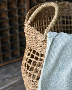 Ronde Mand Met Opgewerkte Structuur Middel Met Handvaten, IB Laursen -Bekend Decoratie Winkel ronde mand met opgewerkte structuur middel met handvaten ib laursen 3