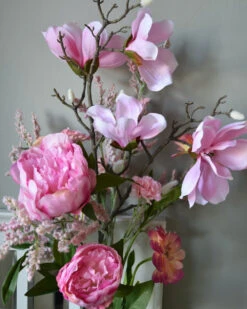 Roze Plukboeket Met Magnolia En Pioenrozen