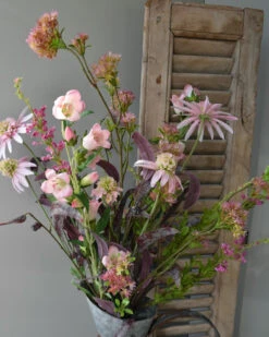 Roze Zijde Pluk Boeket Gemengd, Brynxz Met Bloesem, Klokjes Bloemen, Zonnehoed, Spirea En Eucalyptus