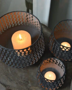Set Van 3 Metalen Windlichten Met Sierlijk Gaatjes Patroon -Bekend Decoratie Winkel set van 3 metalen windlichten met sierlijk gaatjes patroon 3