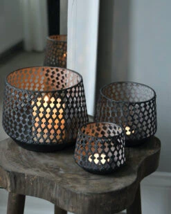Set Van 3 Metalen Windlichten Met Sierlijk Gaatjes Patroon -Bekend Decoratie Winkel set van 3 metalen windlichten met sierlijk gaatjes patroon 5