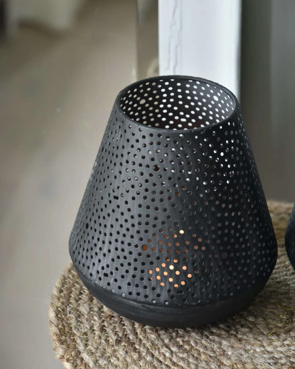 Taps Windlicht Met Ronde Gaatjes In Cirkel Patroon 3 Taps Windlicht Met Ronde Gaatjes In Cirkel Patroon