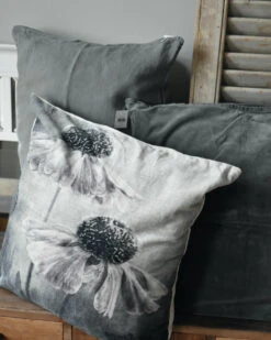 Velours Kussen Met Bloemen In Grijs Tinten En Een Vleugje Rosé 9 Velours Kussen Met Bloemen In Grijs Tinten En Een Vleugje Rosé -Bekend Decoratie Winkel velours kussen met bloemen in grijs tinten en een vleugje rose 1 1