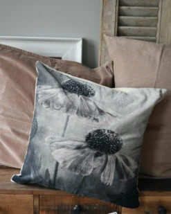 Velours Kussen Met Bloemen In Grijs Tinten En Een Vleugje Rosé 10 Velours Kussen Met Bloemen In Grijs Tinten En Een Vleugje Rosé -Bekend Decoratie Winkel velours kussen met bloemen in grijs tinten en een vleugje rose 1 2