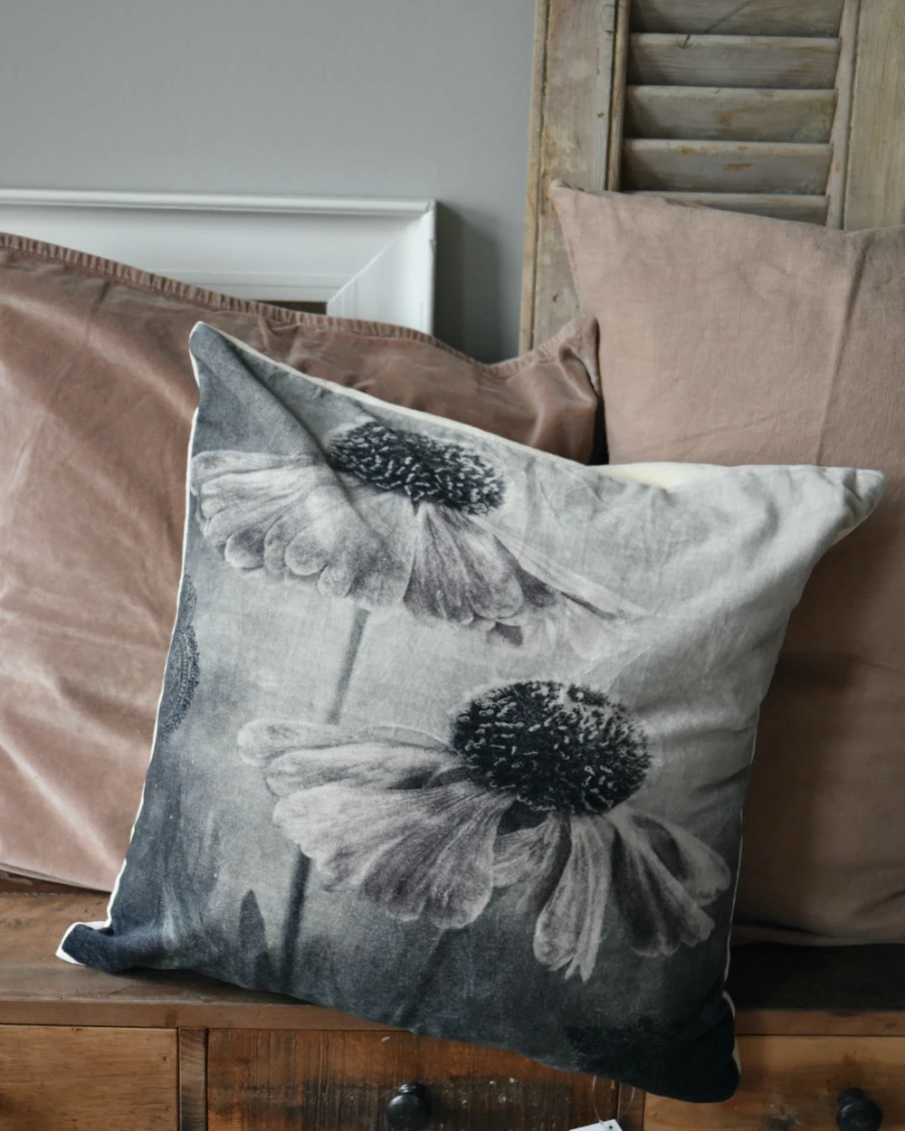 Velours Kussen Met Bloemen In Grijs Tinten En Een Vleugje Rosé 5 Velours Kussen Met Bloemen In Grijs Tinten En Een Vleugje Rosé - Afbeelding 3