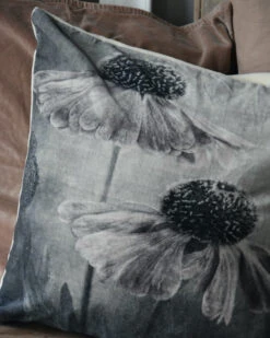 Velours Kussen Met Bloemen In Grijs Tinten En Een Vleugje Rosé 11 Velours Kussen Met Bloemen In Grijs Tinten En Een Vleugje Rosé -Bekend Decoratie Winkel velours kussen met bloemen in grijs tinten en een vleugje rose 1 3