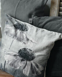 Velours Kussen Met Bloemen In Grijs Tinten En Een Vleugje Rosé 12 Velours Kussen Met Bloemen In Grijs Tinten En Een Vleugje Rosé -Bekend Decoratie Winkel velours kussen met bloemen in grijs tinten en een vleugje rose 1 4