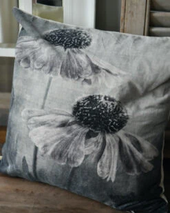 Velours Kussen Met Bloemen In Grijs Tinten En Een Vleugje Rosé 13 Velours Kussen Met Bloemen In Grijs Tinten En Een Vleugje Rosé -Bekend Decoratie Winkel velours kussen met bloemen in grijs tinten en een vleugje rose 1 5