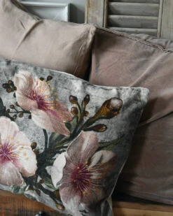 Velours Kussen Met Pastel Kleurige Bloemen Rechthoekig -Bekend Decoratie Winkel velours kussen met pastel kleurige bloemen rechthoekig 2