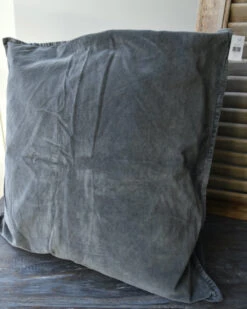 Velours 'thunder Grey' Vierkante Kussenhoes, IB Laursen -Bekend Decoratie Winkel velours thunder grey vierkante kussenhoes ib laursen 1 3