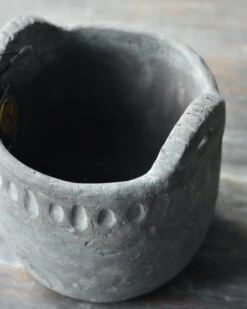 Vintage Grijze Pot Met Reliëf En Oortjes Groot, Brynxz -Bekend Decoratie Winkel vintage grijze pot met relief en oortjes groot brynxz 2