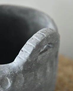 Vintage Grijze Pot Met Reliëf En Oortjes Groot, Brynxz -Bekend Decoratie Winkel vintage grijze pot met relief en oortjes groot brynxz 3