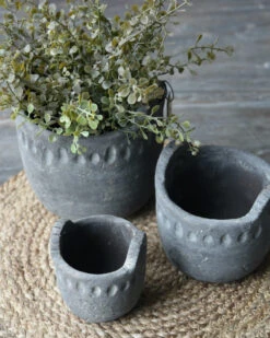 Vintage Grijze Pot Met Reliëf En Oortjes Groot, Brynxz -Bekend Decoratie Winkel vintage grijze pot met relief en oortjes groot brynxz 4
