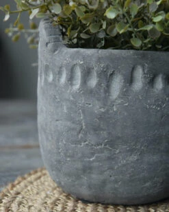 Vintage Grijze Pot Met Reliëf En Oortjes Groot, Brynxz -Bekend Decoratie Winkel vintage grijze pot met relief en oortjes groot brynxz 5