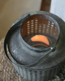 Windlicht Met Hengsel Van Metaal Met Geweven Gaatjes Patroon -Bekend Decoratie Winkel windlicht met hengsel van metaal met geweven gaatjes patroon 2