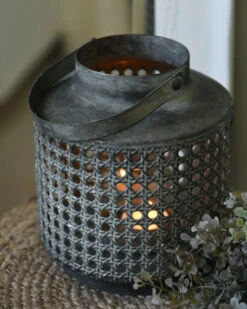 Windlicht Met Hengsel Van Metaal Met Geweven Gaatjes Patroon -Bekend Decoratie Winkel windlicht met hengsel van metaal met geweven gaatjes patroon 5