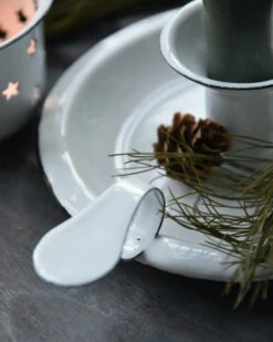 Wit Emaille Kandelaar Met Oor, IB Laursen 12 Wit Emaille Kandelaar Met Oor, IB Laursen -Bekend Decoratie Winkel wit emaille kandelaar met oor ib laursen 3