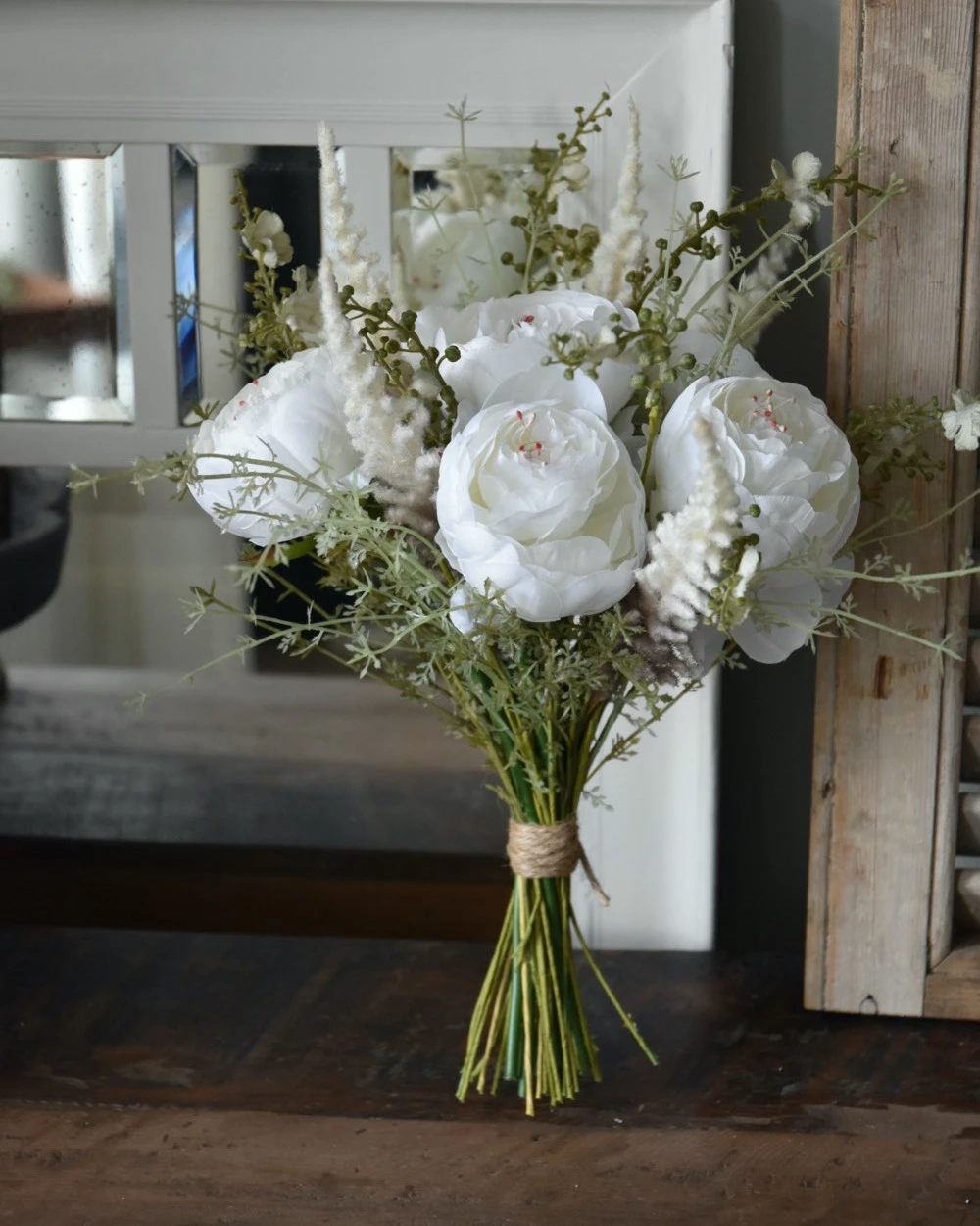 Wit Zijde Bloemen Biedermeier Boeket Met Pioenrozen 4 Wit Zijde Bloemen Biedermeier Boeket Met Pioenrozen - Afbeelding 2