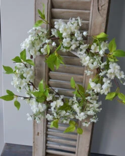 Witte Bloesem Krans Zijde Van Trossen Bloemen En Fris Groene Blaadjes