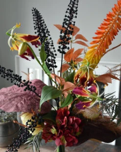 Zijde Barok Boeket In Warm Rood Oranje Geel Met Gloriosa En Vuurpijl -Bekend Decoratie Winkel zijde barok boeket in warm rood oranje geel met gloriosa en vuurpijl 2