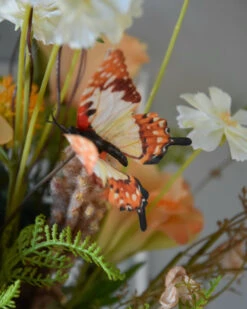 Zijde Boeket Gelaagd In Pastel Abrikoos Tinten Met Vlinders -Bekend Decoratie Winkel zijde boeket gelaagd in pastel abrikoos tinten met vlinders 2