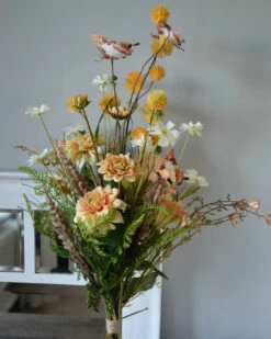Zijde Boeket Gelaagd In Pastel Abrikoos Tinten Met Vlinders