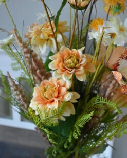 Zijde Boeket Gelaagd In Pastel Abrikoos Tinten Met Vlinders -Bekend Decoratie Winkel zijde boeket gelaagd in pastel abrikoos tinten met vlinders 3