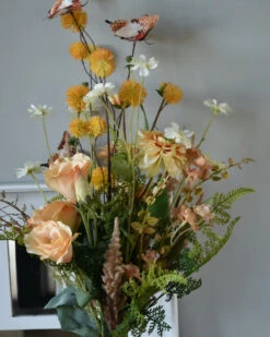 Zijde Boeket Gelaagd In Pastel Abrikoos Tinten Met Vlinders -Bekend Decoratie Winkel zijde boeket gelaagd in pastel abrikoos tinten met vlinders 4