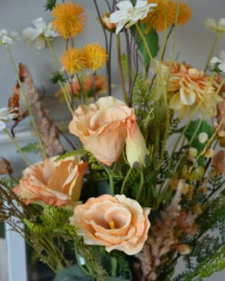 Zijde Boeket Gelaagd In Pastel Abrikoos Tinten Met Vlinders -Bekend Decoratie Winkel zijde boeket gelaagd in pastel abrikoos tinten met vlinders 5