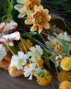 Zijde Boeket Gelaagd In Pastel Abrikoos Tinten Met Vlinders -Bekend Decoratie Winkel zijde boeket gelaagd in pastel abrikoos tinten met vlinders 6