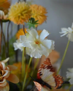 Zijde Boeket Gelaagd In Pastel Abrikoos Tinten Met Vlinders -Bekend Decoratie Winkel zijde boeket gelaagd in pastel abrikoos tinten met vlinders 7