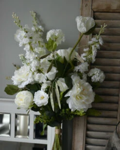 Zijde Boeket Gelaagd Met Witte Bloemen -Bekend Decoratie Winkel zijde boeket gelaagd met witte bloemen 2