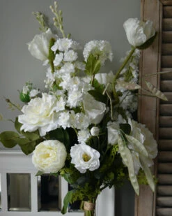 Zijde Boeket Gelaagd Met Witte Bloemen