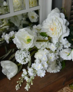 Zijde Boeket Gelaagd Met Witte Bloemen -Bekend Decoratie Winkel zijde boeket gelaagd met witte bloemen 3
