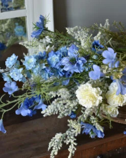 Zijde Boeket Met Tuinbloemen In Het Blauw Wit