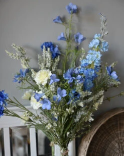 Zijde Boeket Met Tuinbloemen In Het Blauw Wit 14 Zijde Boeket Met Tuinbloemen In Het Blauw Wit -Bekend Decoratie Winkel zijde boeket met tuinbloemen in het blauw wit 4