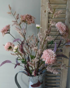 Zijde Brynxz Pluk Boeket In Roze Met Vlier En Wilgen Bloesem, Eucalyptus En Chrysanten