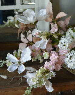 Zijde Plukboeket In Poeder Tinten Wit En Roze -Bekend Decoratie Winkel zijde plukboeket in poeder tinten wit en roze 2