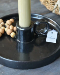 Zwarte Aardewerk Kandelaar Met Oor, IB Laursen 13 Zwarte Aardewerk Kandelaar Met Oor, IB Laursen -Bekend Decoratie Winkel zwarte aardewerk kandelaar met oor ib laursen 3