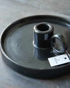 Zwarte Aardewerk Kandelaar Met Oor, IB Laursen 14 Zwarte Aardewerk Kandelaar Met Oor, IB Laursen -Bekend Decoratie Winkel zwarte aardewerk kandelaar met oor ib laursen 4
