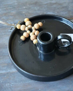 Zwarte Aardewerk Kandelaar Met Oor, IB Laursen 17 Zwarte Aardewerk Kandelaar Met Oor, IB Laursen -Bekend Decoratie Winkel zwarte aardewerk kandelaar met oor ib laursen 7