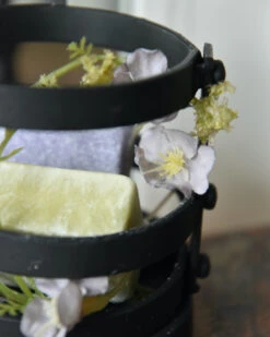 Zwarte Metalen Houder Met Amber Blokjes Lavendel En Jasmijn -Bekend Decoratie Winkel zwarte metalen houder met amber blokjes lavendel en jasmijn 2