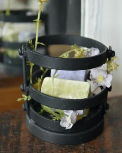 Zwarte Metalen Houder Met Amber Blokjes Lavendel En Jasmijn