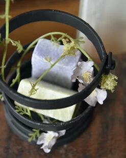 Zwarte Metalen Houder Met Amber Blokjes Lavendel En Jasmijn -Bekend Decoratie Winkel zwarte metalen houder met amber blokjes lavendel en jasmijn 3