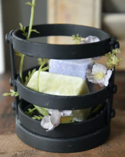 Zwarte Metalen Houder Met Amber Blokjes Lavendel En Jasmijn -Bekend Decoratie Winkel zwarte metalen houder met amber blokjes lavendel en jasmijn 4