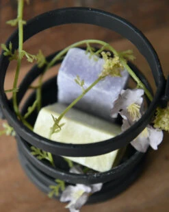 Zwarte Metalen Houder Met Amber Blokjes Lavendel En Jasmijn -Bekend Decoratie Winkel zwarte metalen houder met amber blokjes lavendel en jasmijn 5