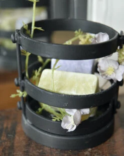 Zwarte Metalen Houder Met Amber Blokjes Lavendel En Jasmijn -Bekend Decoratie Winkel zwarte metalen houder met amber blokjes lavendel en jasmijn 6