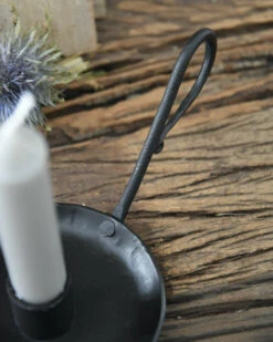 Zwarte Metalen Kandelaar Met Oor, IB Laursen 13 Zwarte Metalen Kandelaar Met Oor, IB Laursen -Bekend Decoratie Winkel zwarte metalen kandelaar met oor ib laursen 4